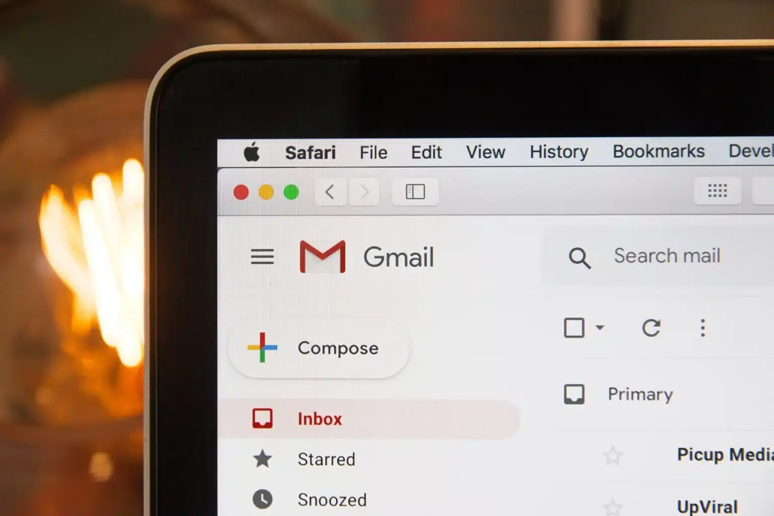 Een laptopscherm waarop GMail te zien is