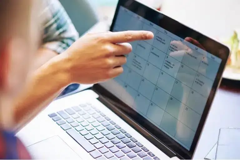 Laptopscherm waarop een agenda te zien is