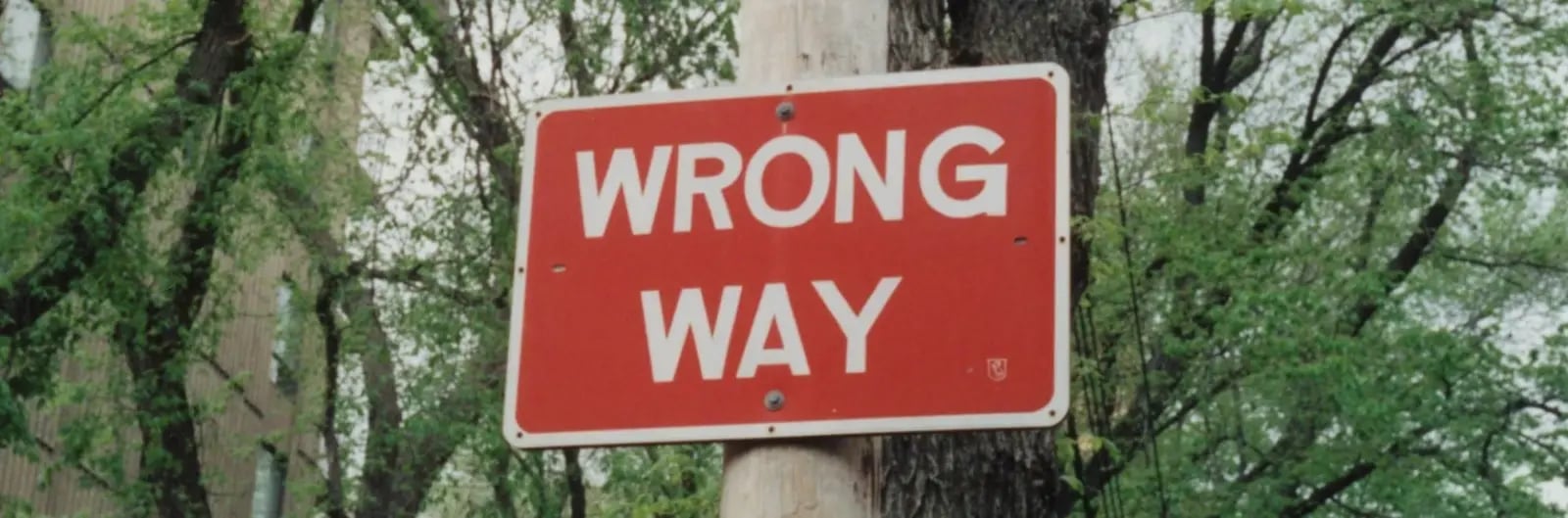Verkeersbord dat zegt 'wrong way'