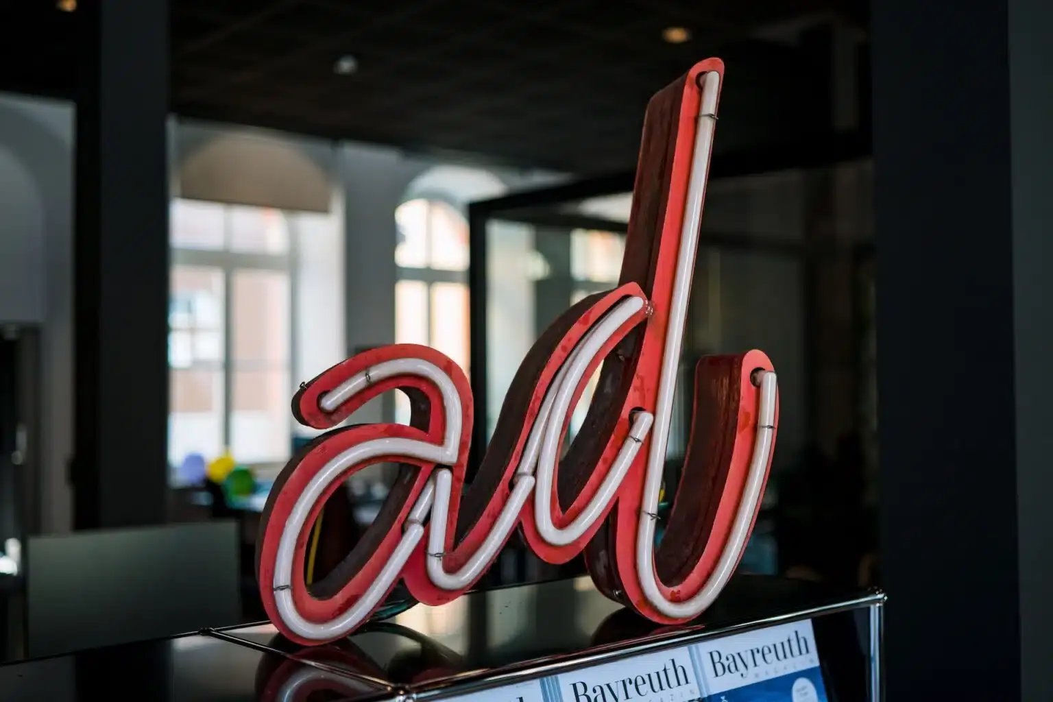 Kantoor met AD in neonletters