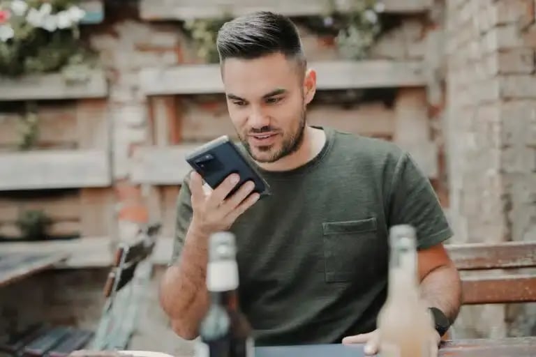 Man voice search inspreken