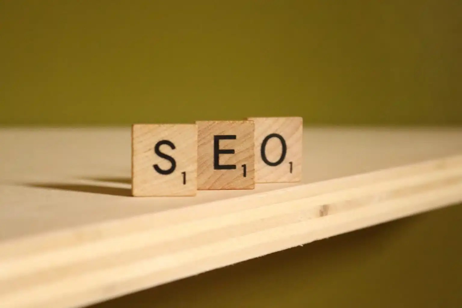 SEO gespeld met houten Scrabble letters