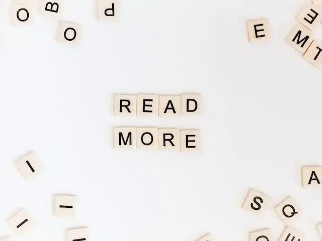 Scrabble letters tonen 'Read More'