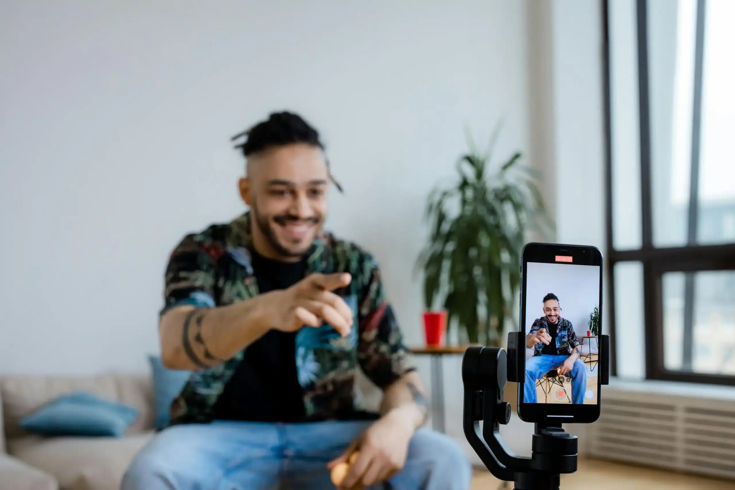 Man die een TikTok opneemt