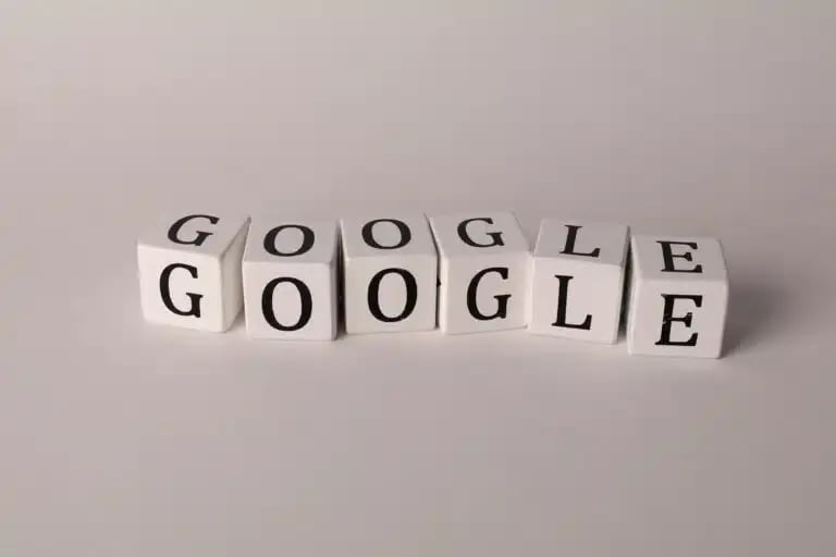 Google uitgeschreven in blokken