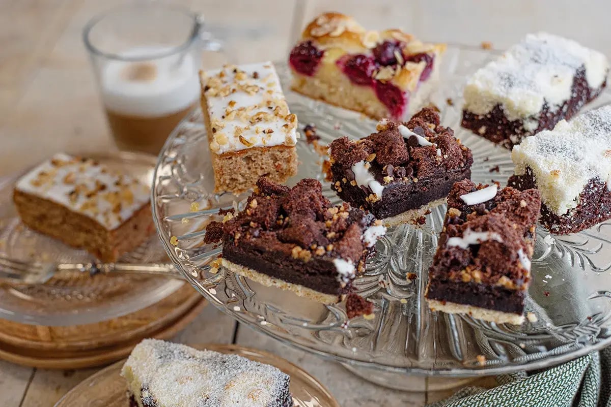 Foto van een schaal met verschillende lekkernijen van De Graaf Bakeries.
