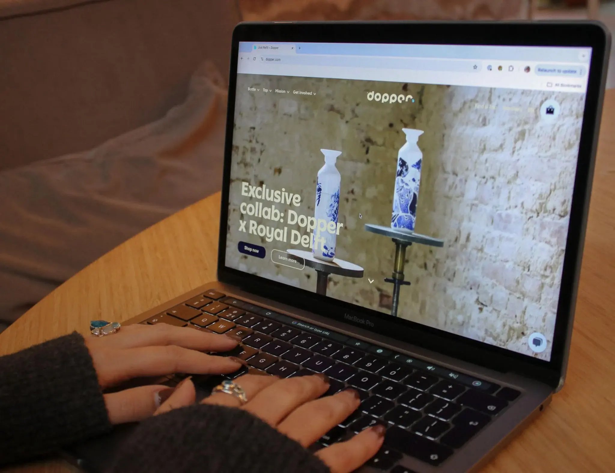 Specialist Shanice navigeert op haar laptop de website van Dopper