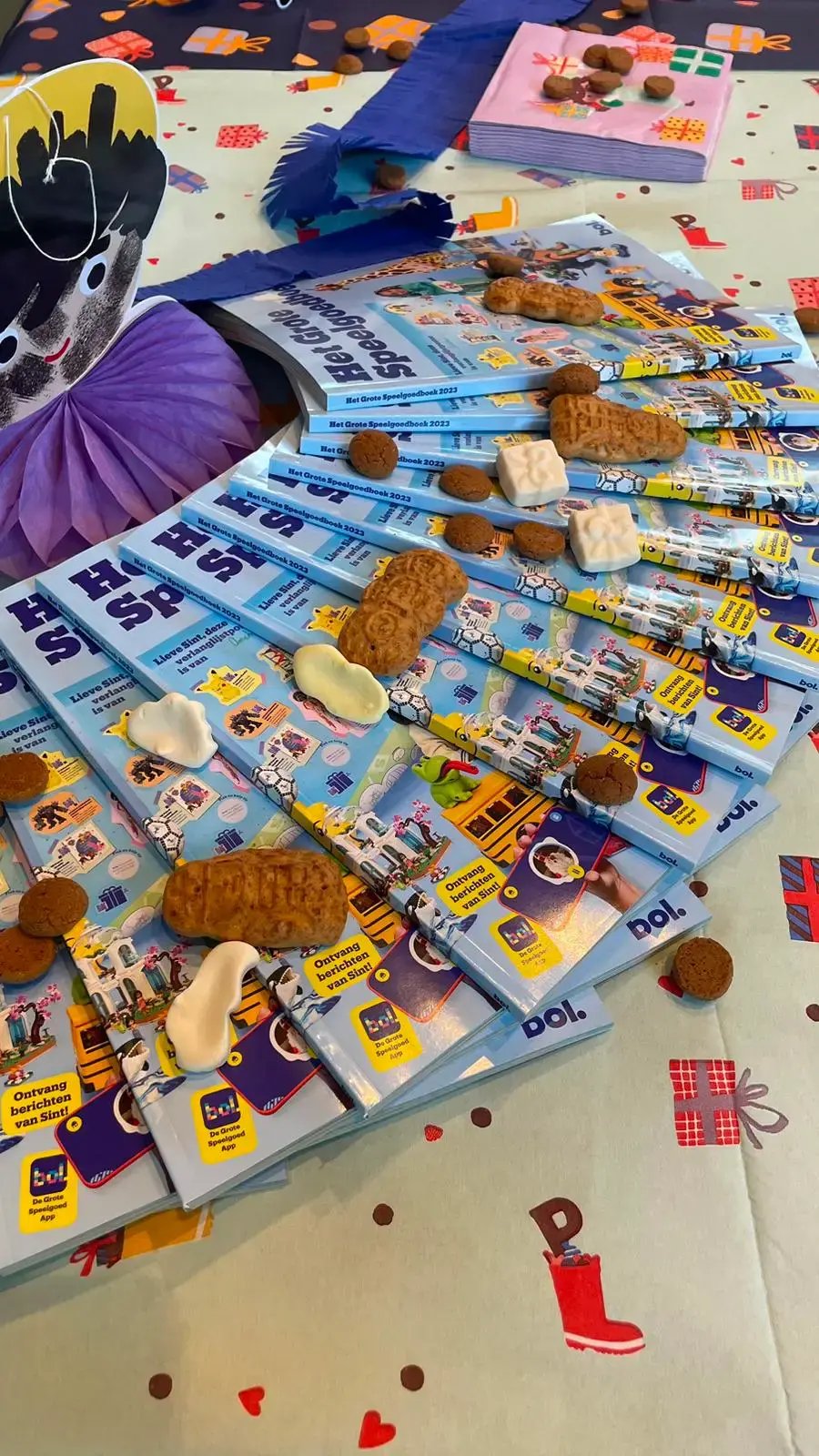 Foto van het grote speelgoedboeken als waaier op tafel met sinterklaassnoep en decoratie