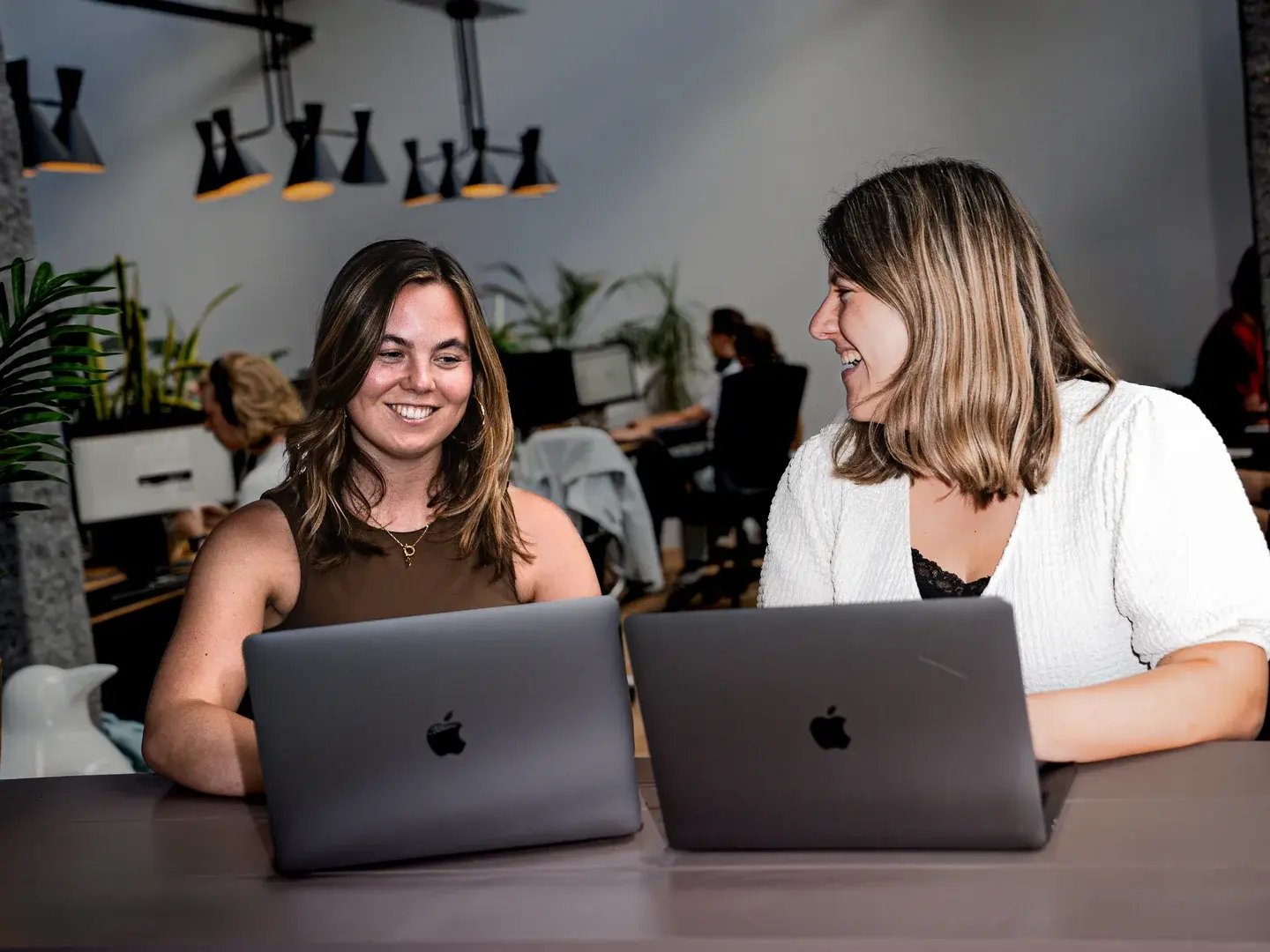 Online marketeers Sarah en Dianne achter hun laptop