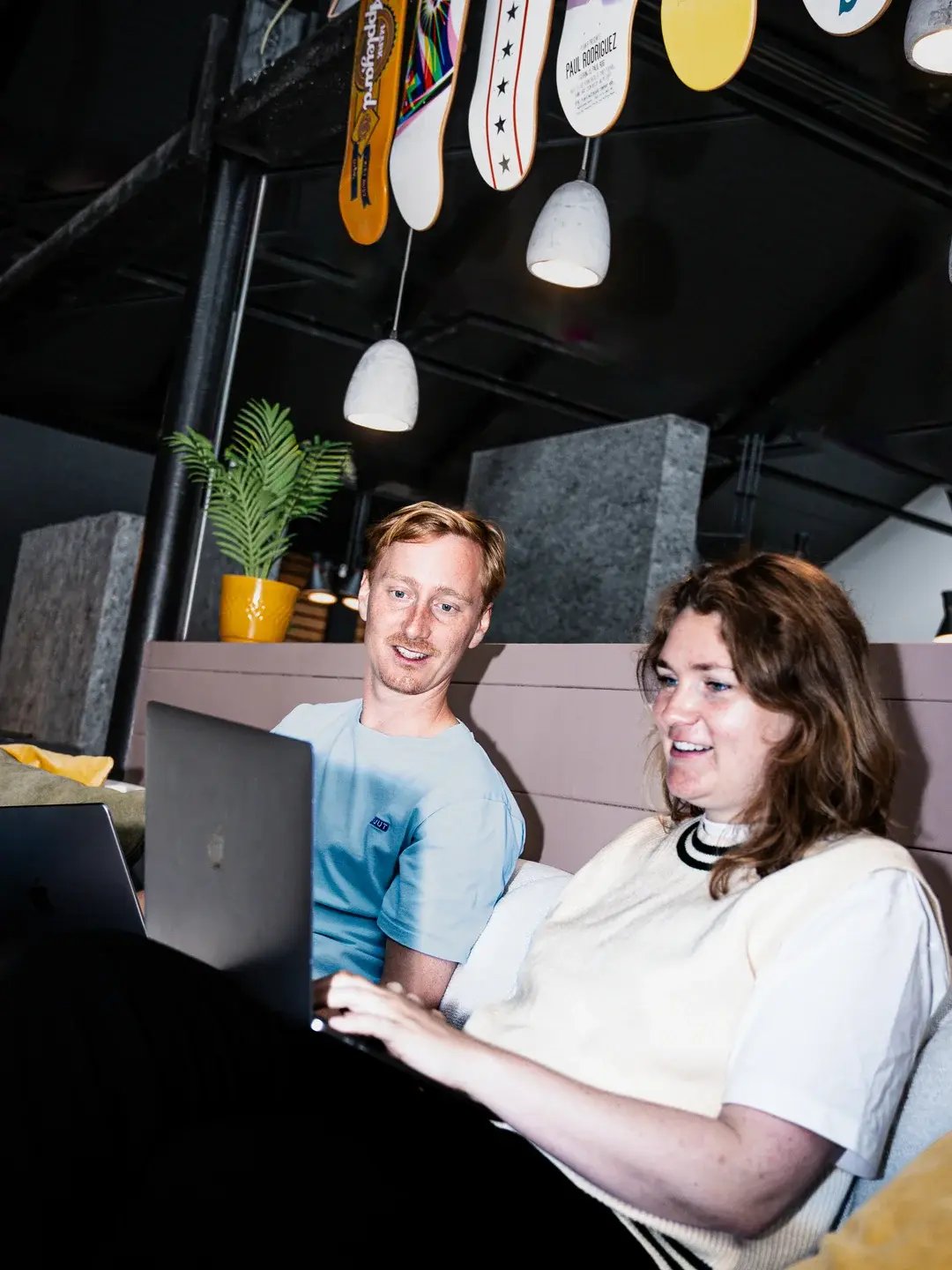 Marketeers-Jesse-en-Daimi-achter-hun-laptop