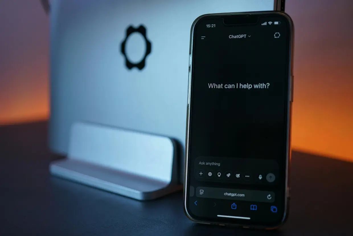 ChatGPT op een telefoon die vraag hoe die kan helpen