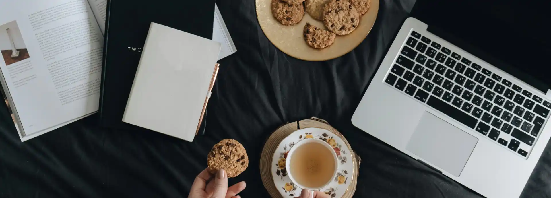 Thee en koekjes bij een laptop