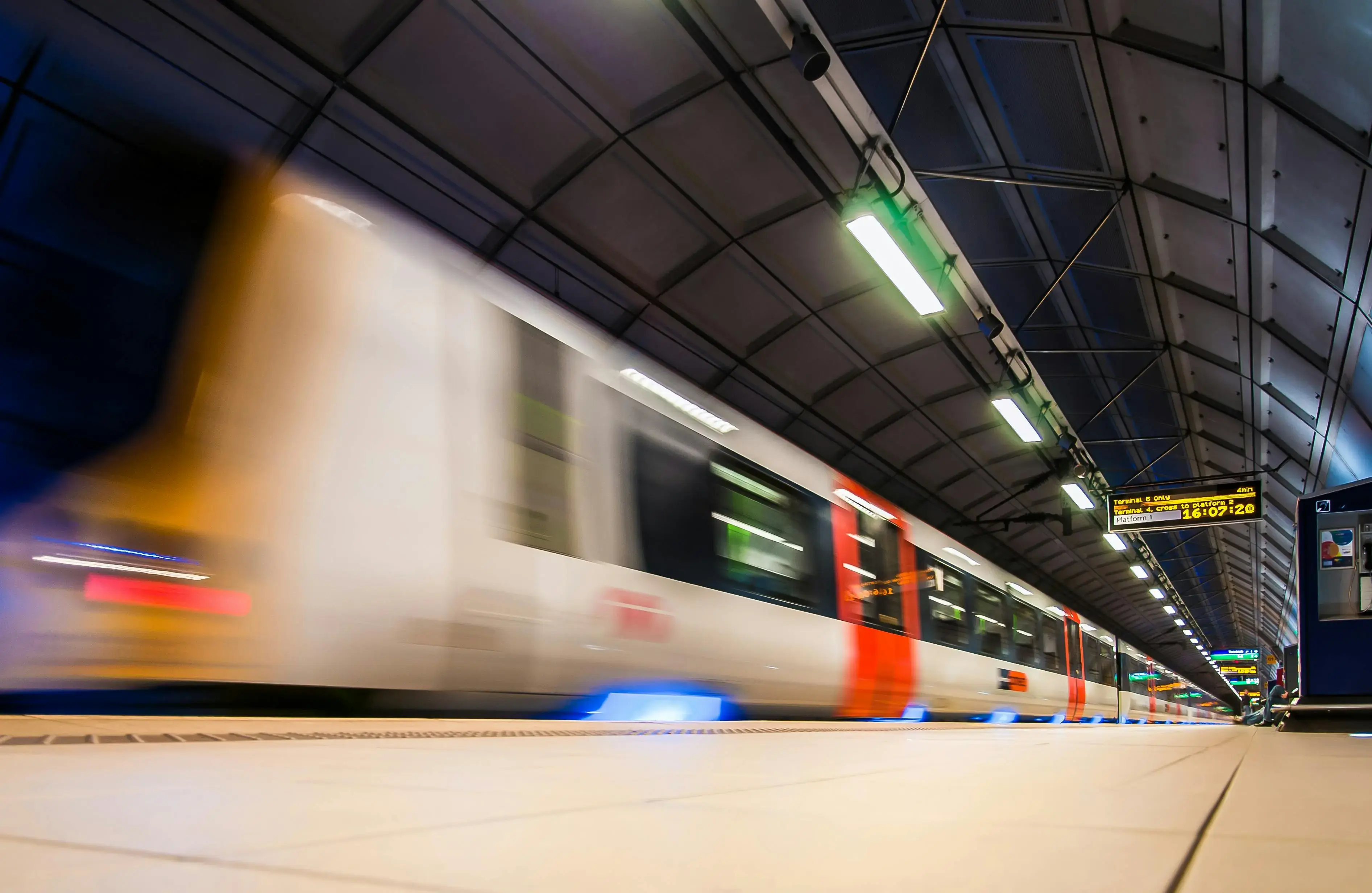 Metro die voorbij rijdt