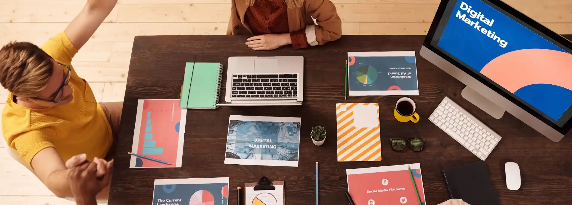 Marketeers aan het werk aan een tafel met verschillende documenten