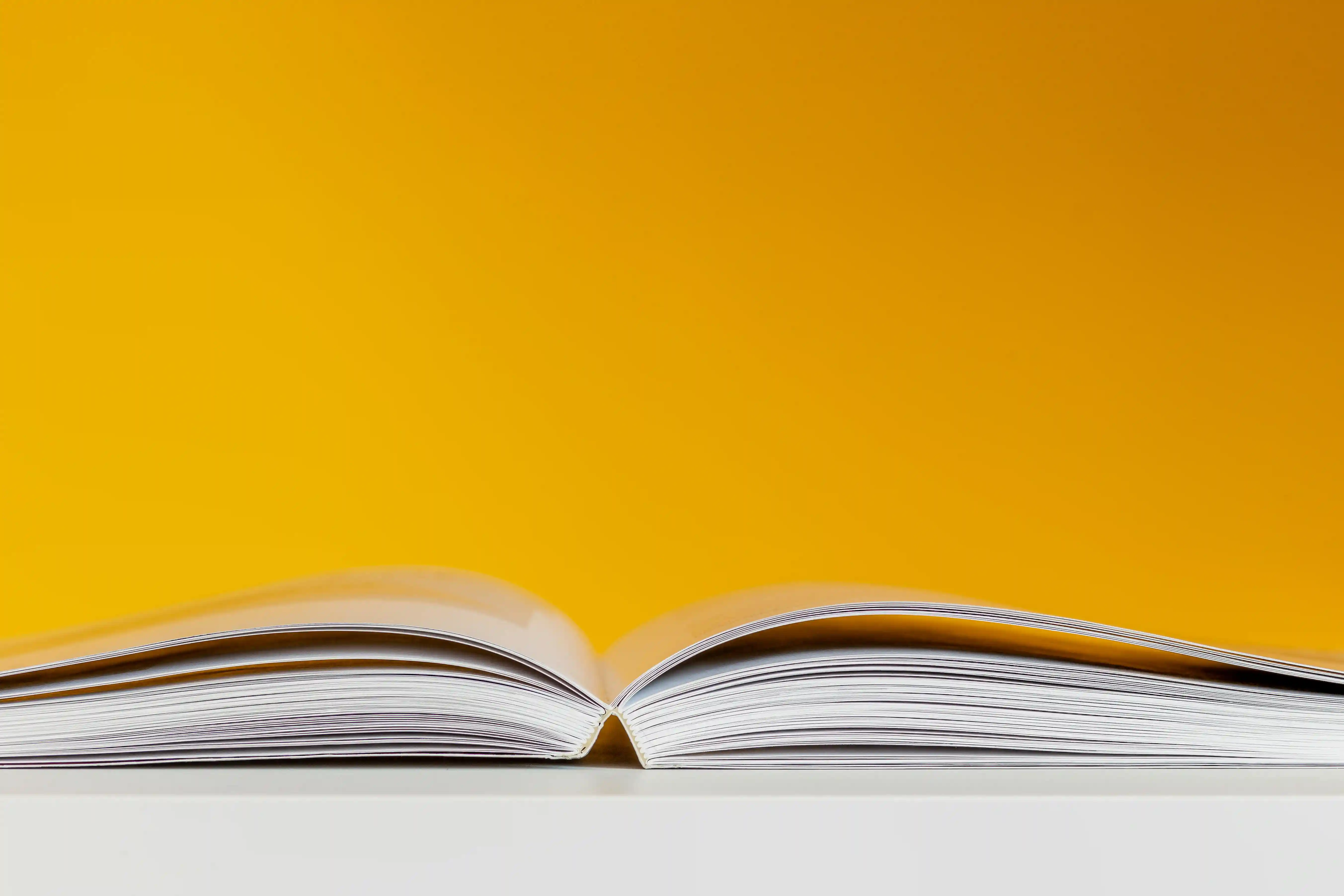 Foto van een opengeslagen boek gezien vanaf de onderkant