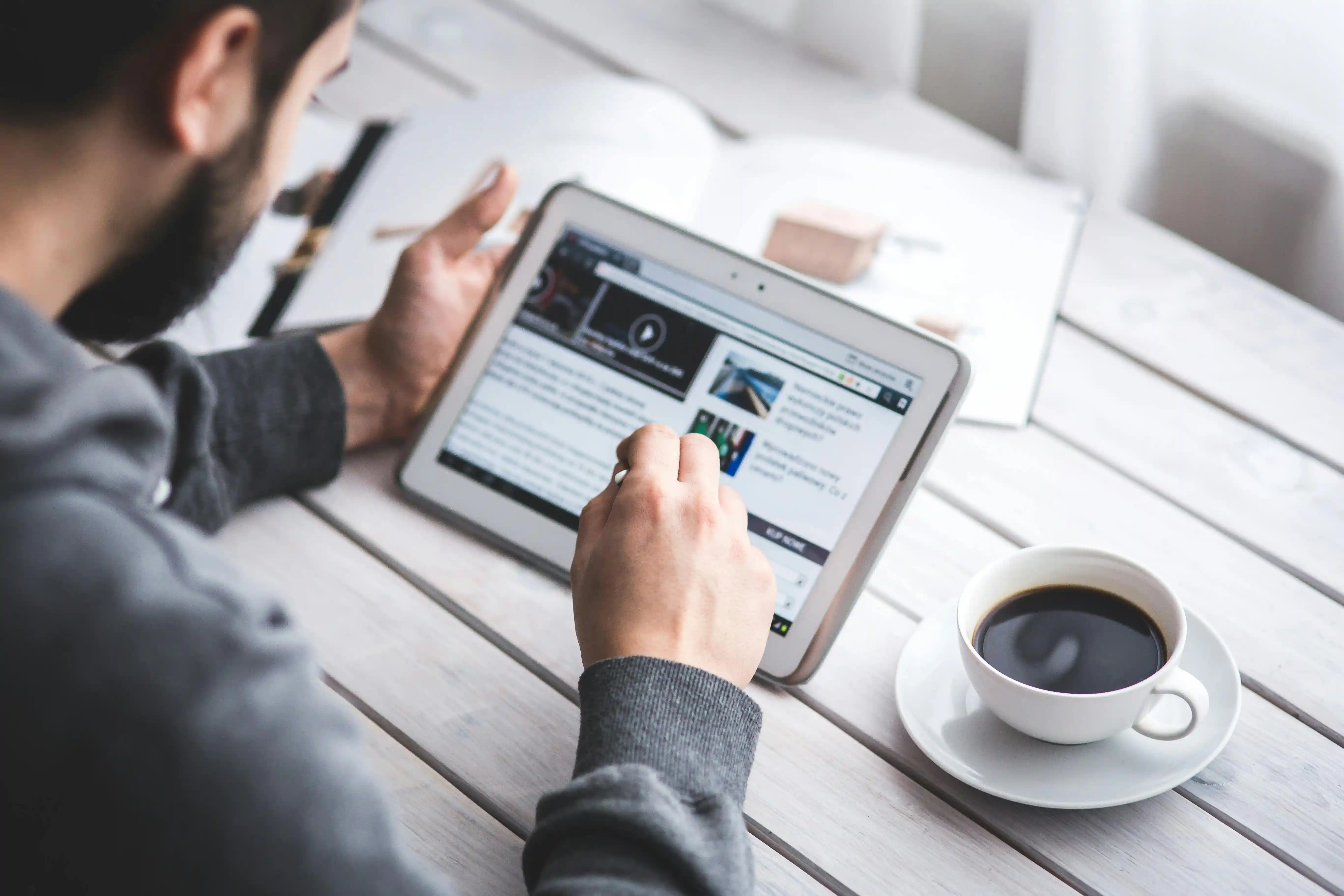 Persoon die op een tablet het nieuws leest