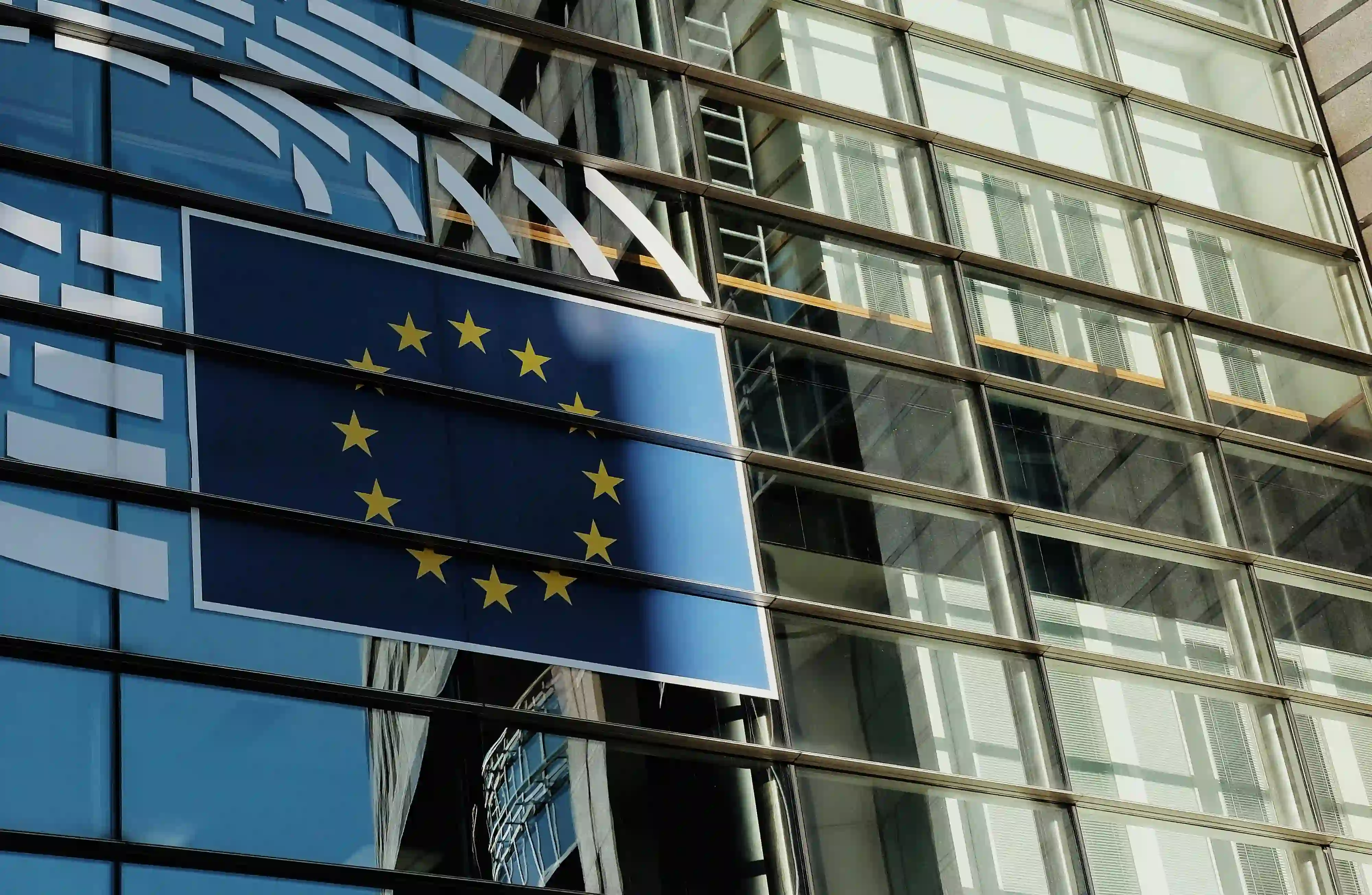 Foto van de vlag van de Europese Unie op het gebouw van de European Parliament.