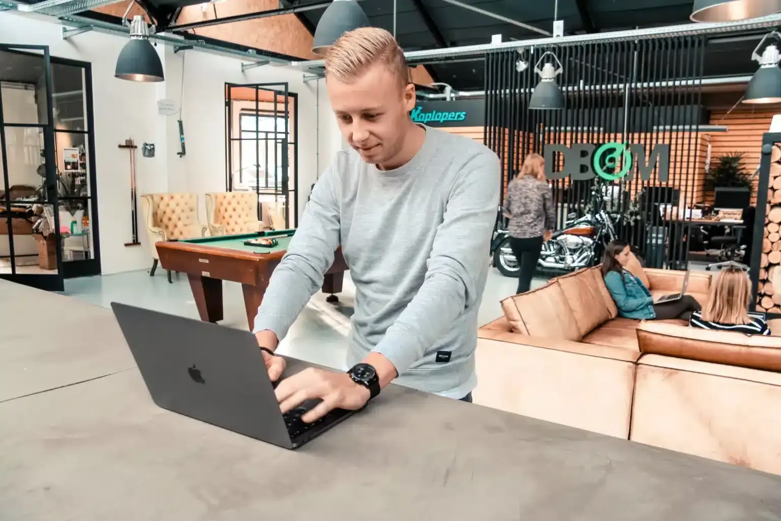 man-kijkt-op-laptop-in-kantoor-ruimte