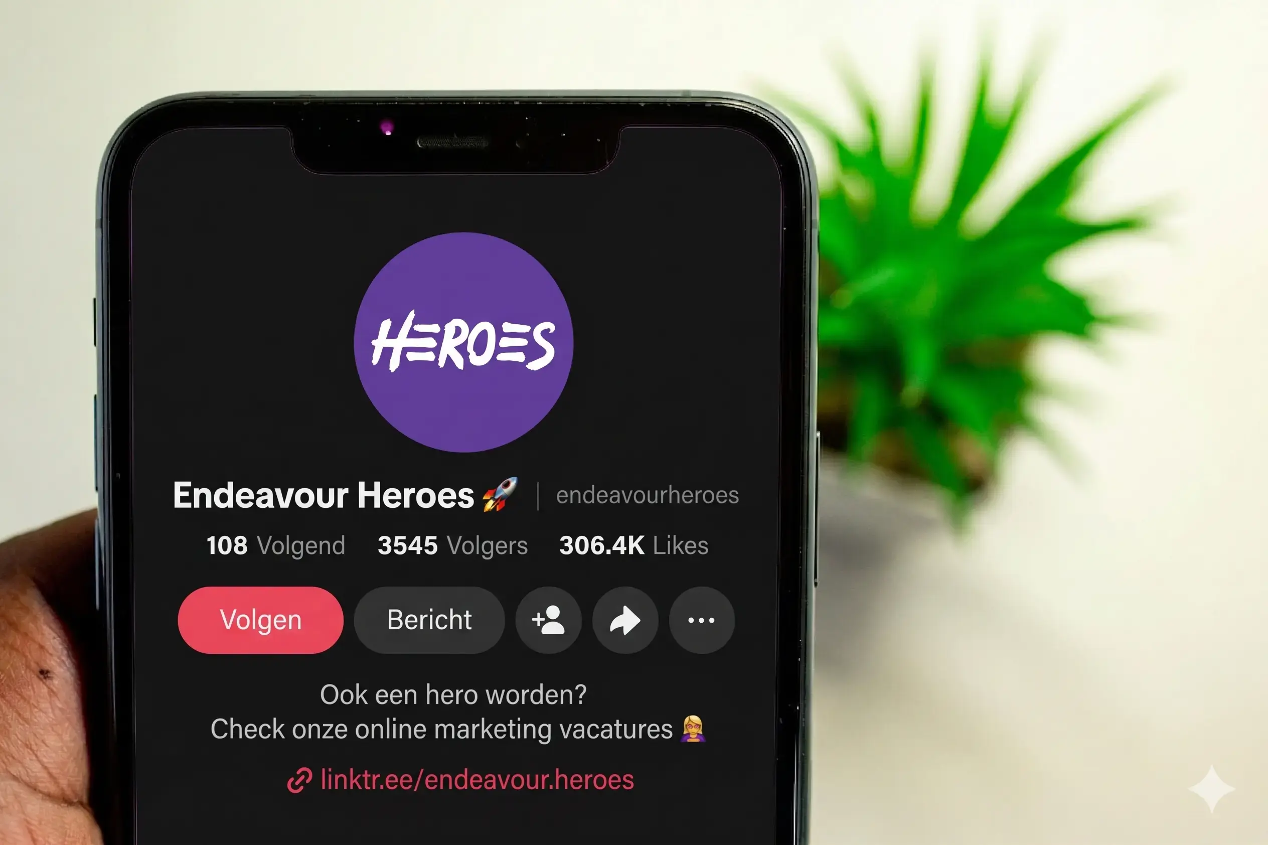 Telefoon met TikTok-account van Endeavour Heroes