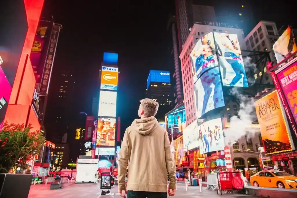 timesquare jongen omhoog kijken