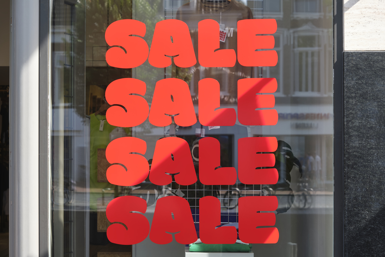 sale-uitverkoop-stickers-raam